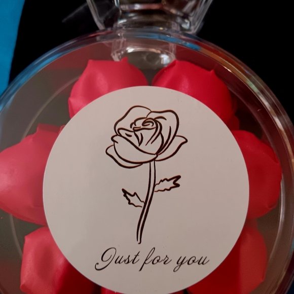 Romantic Heart Shape Container With Ring And Roses - Picture 4 of 4